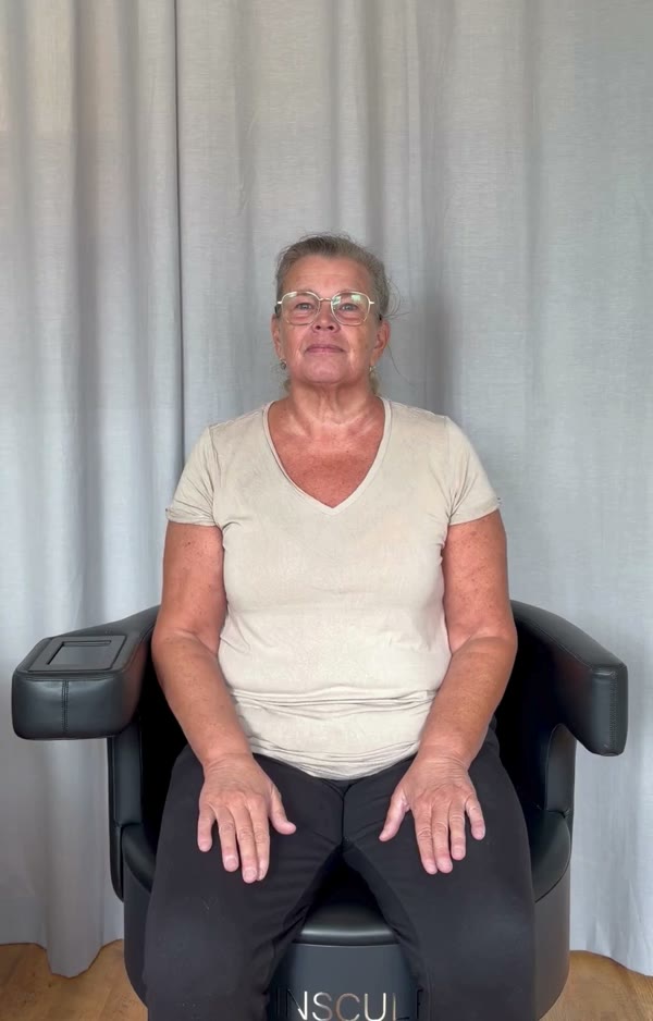 Gunilla sitter fullt påklädd i Insculpt Chair hos Gunillas Zonterapi i Vara